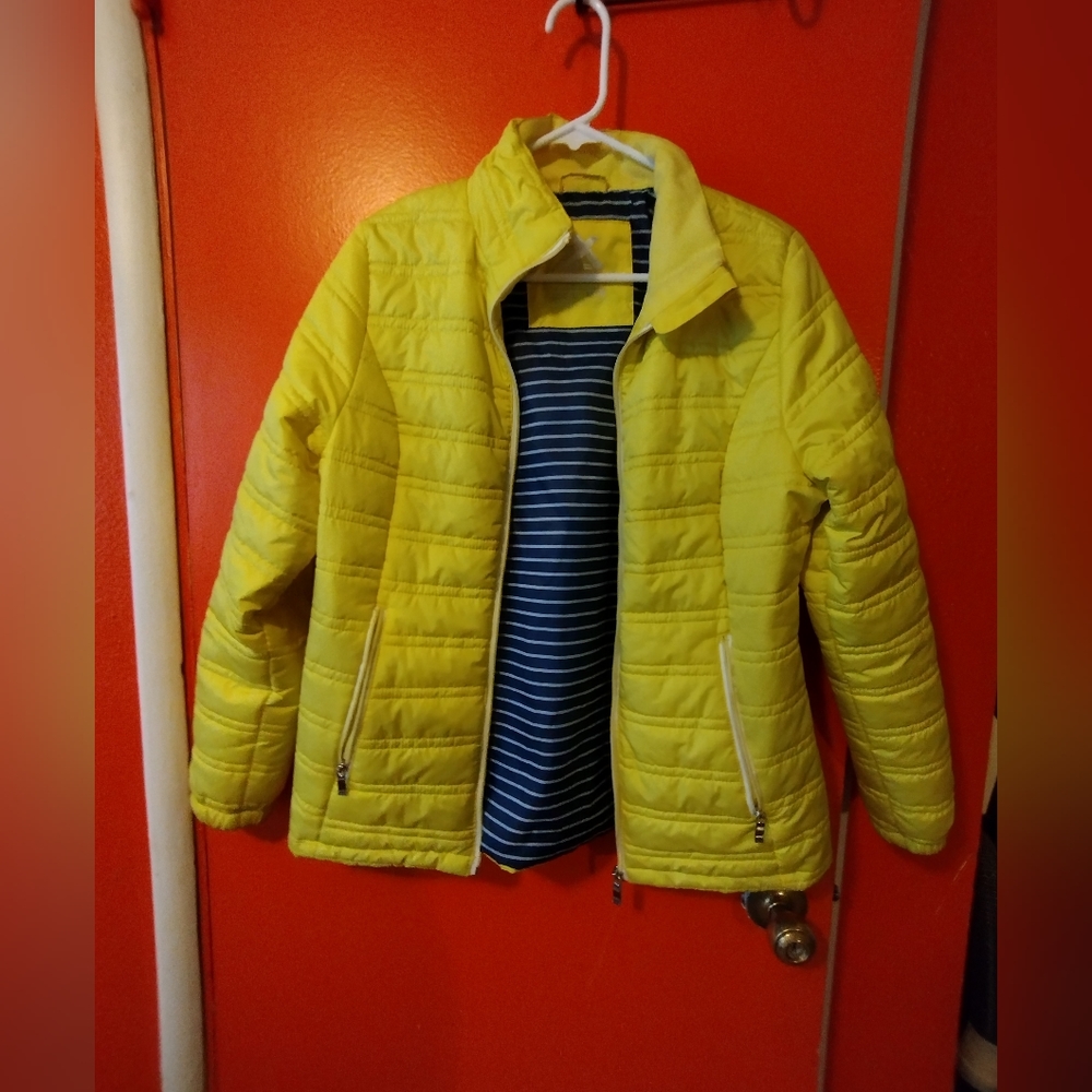 Woman's Yellow puffy jacket